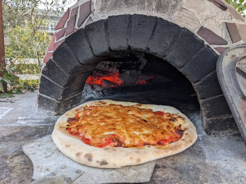 ピザ窯でピザを焼いた写真